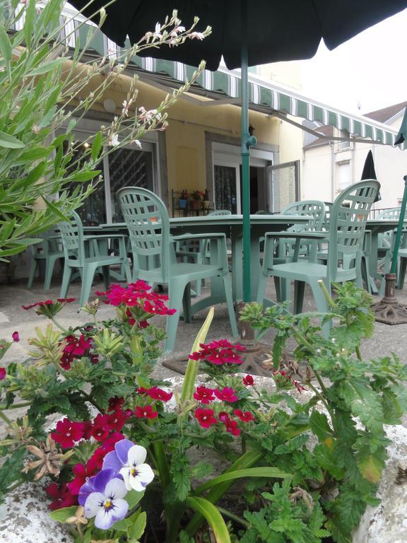Cafe Hotel De La Gare Champagnole Buitenkant foto