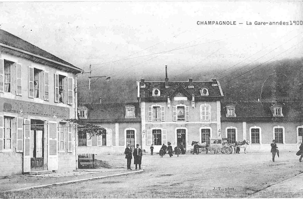 Cafe Hotel De La Gare Champagnole Buitenkant foto