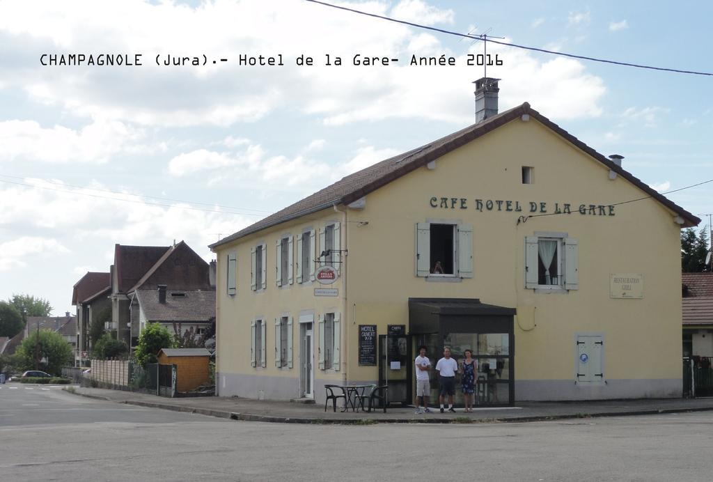 Cafe Hotel De La Gare Champagnole Buitenkant foto