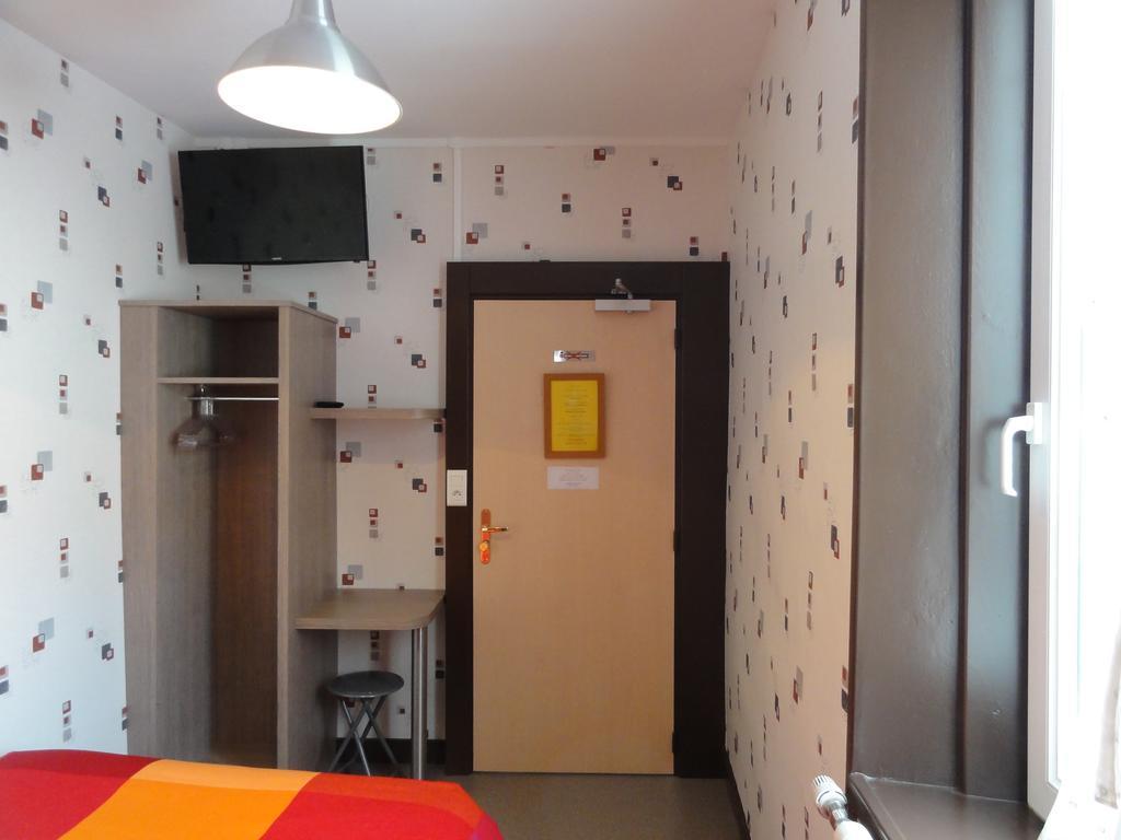 Cafe Hotel De La Gare Champagnole Buitenkant foto
