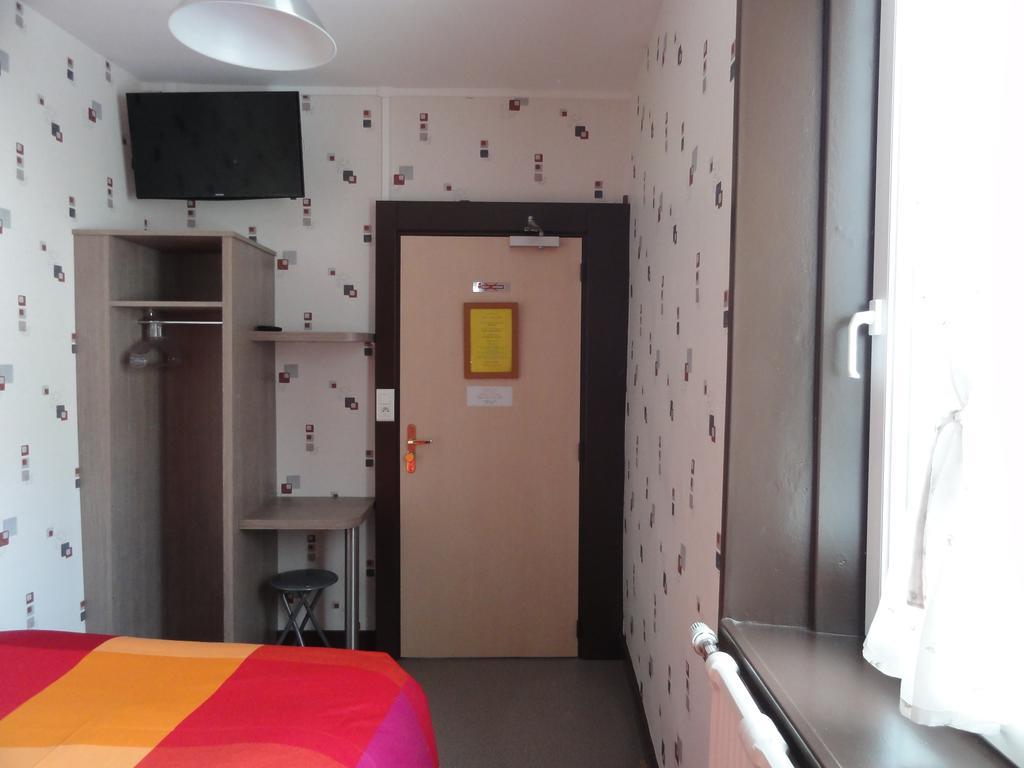 Cafe Hotel De La Gare Champagnole Buitenkant foto