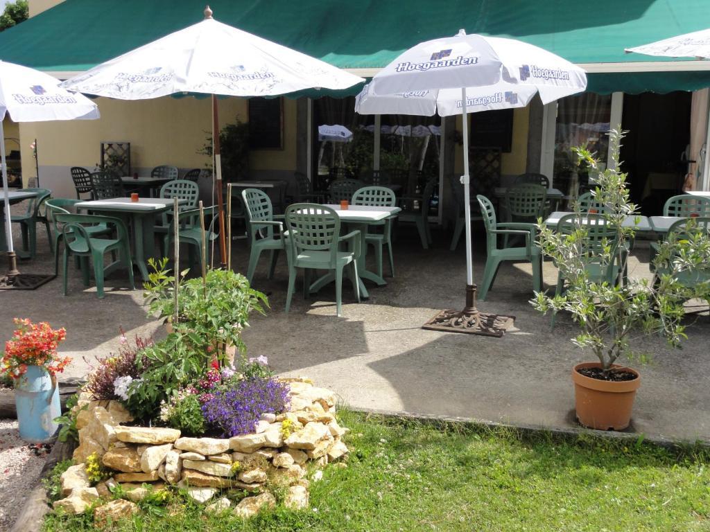 Cafe Hotel De La Gare Champagnole Buitenkant foto