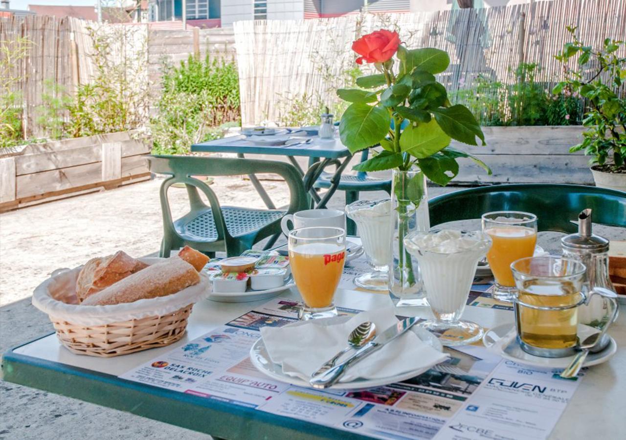 Cafe Hotel De La Gare Champagnole Buitenkant foto