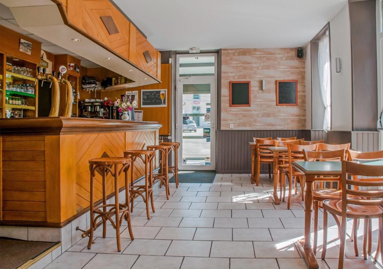 Cafe Hotel De La Gare Champagnole Buitenkant foto
