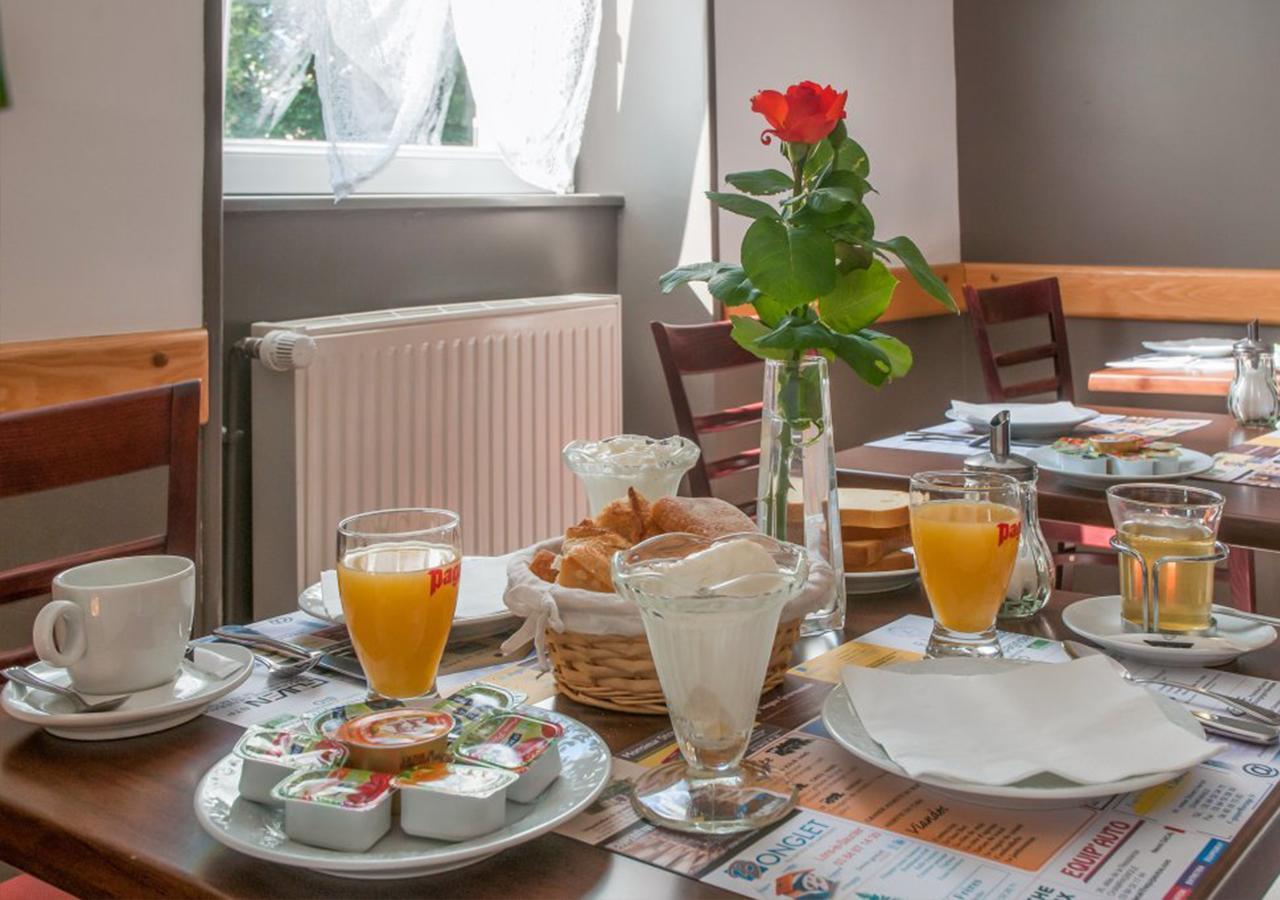 Cafe Hotel De La Gare Champagnole Buitenkant foto